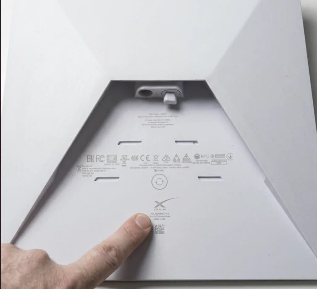 Dónde está el número de serie de la Starlink Mini: atrás de la antena, debajo del logo, junto al código QR